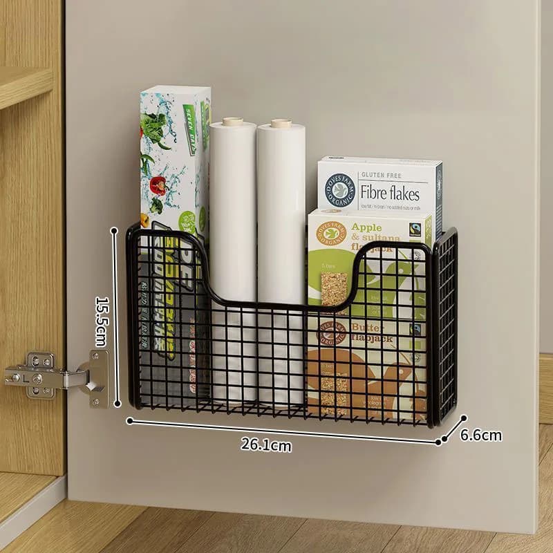 Boîte de rangement à l'intérieur de la porte d'armoire de cuisine, sac de rangement sur le crochet d