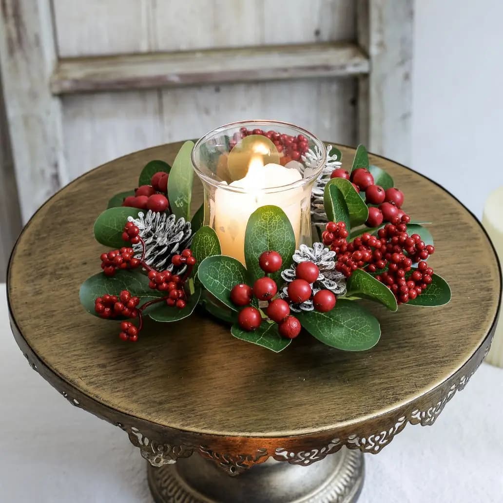 Bougeoirs parfumés, décorations de noël, pommes de pin décoratives, couronnes de baies rouges, centr