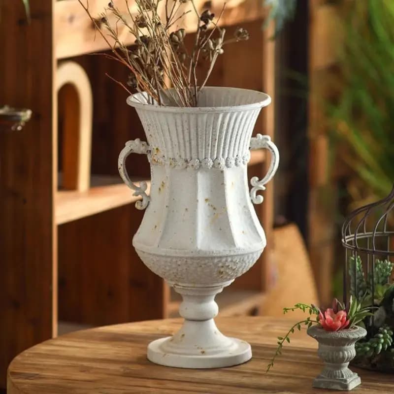 Vases antiques français en fer, décorations d'arrangement Floral avec finition vieillie sculptures o