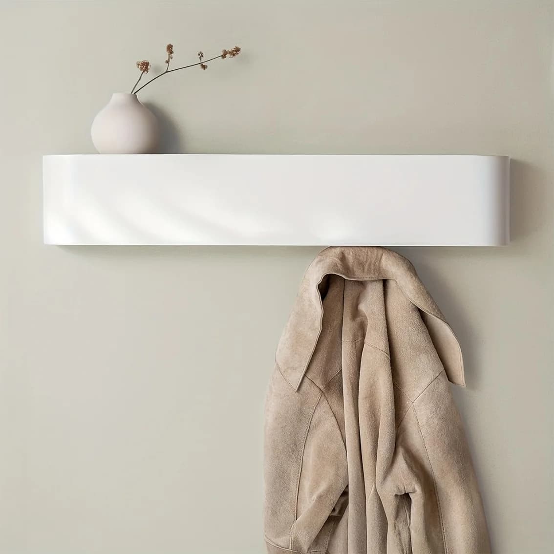 Porte-manteau mural moderne avec crochets et étagère cachés. Économie de l'espace, bois massif et fe