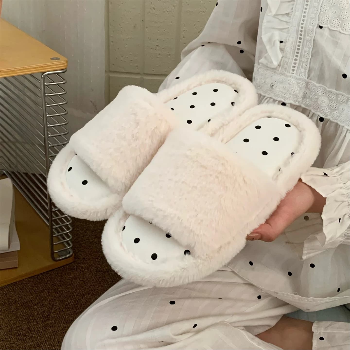 Nouvelles pantoufles d'intérieur pour femmes, en fourrure, légères et silencieuses, à pois, pour le