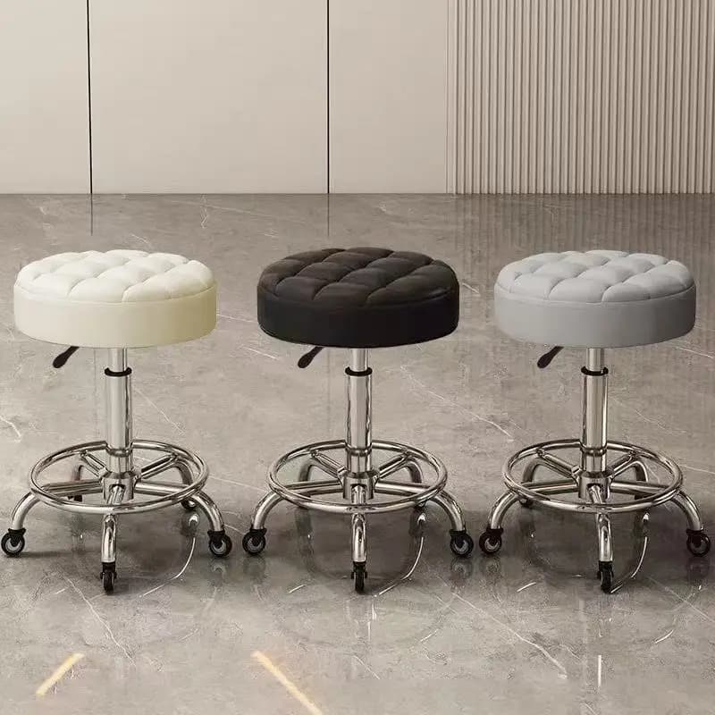 Trois personnes petit salon minimaliste moderne appartement location chambre bureau salon zone petit