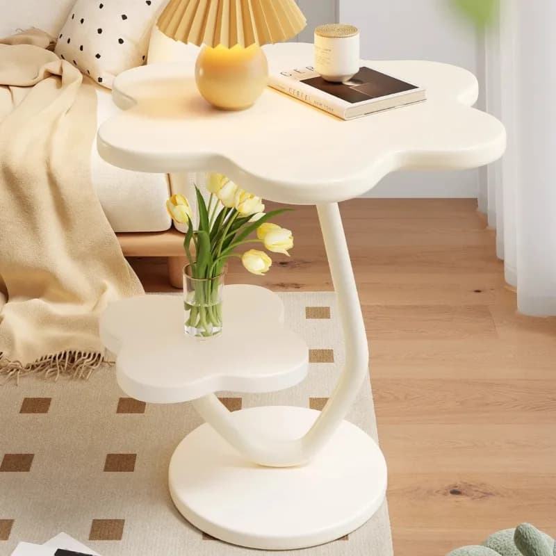 Quelques cheveux soufflés crème et quelques petites tables basses dans le salon, une petite table à