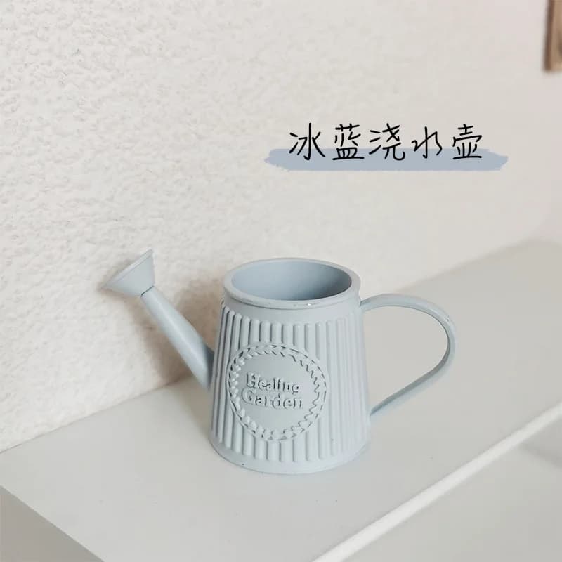 1. Nouvelle arrosoir miniature de simulation pour maison de poupée, modèle de jardin miniature pour