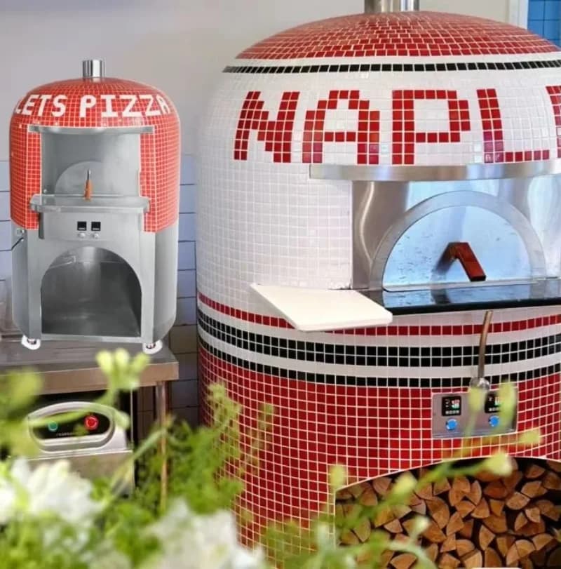 Grand four à pizza extérieur au bois, style napolitain italien, en briques d'argile, au charbon de b