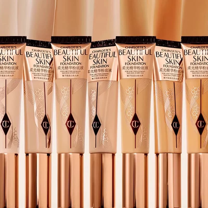 Charlotte Tilbury CT The Soft Light Essence Foundation est une base de maquillage fine, lisse, couvr
