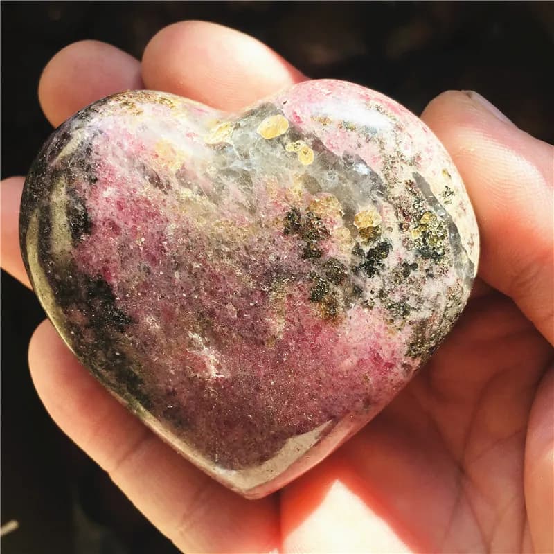 Cristaux naturels de rhodonite avec tourmaline noire, pierre de l'amour en forme de cœur, décoration
