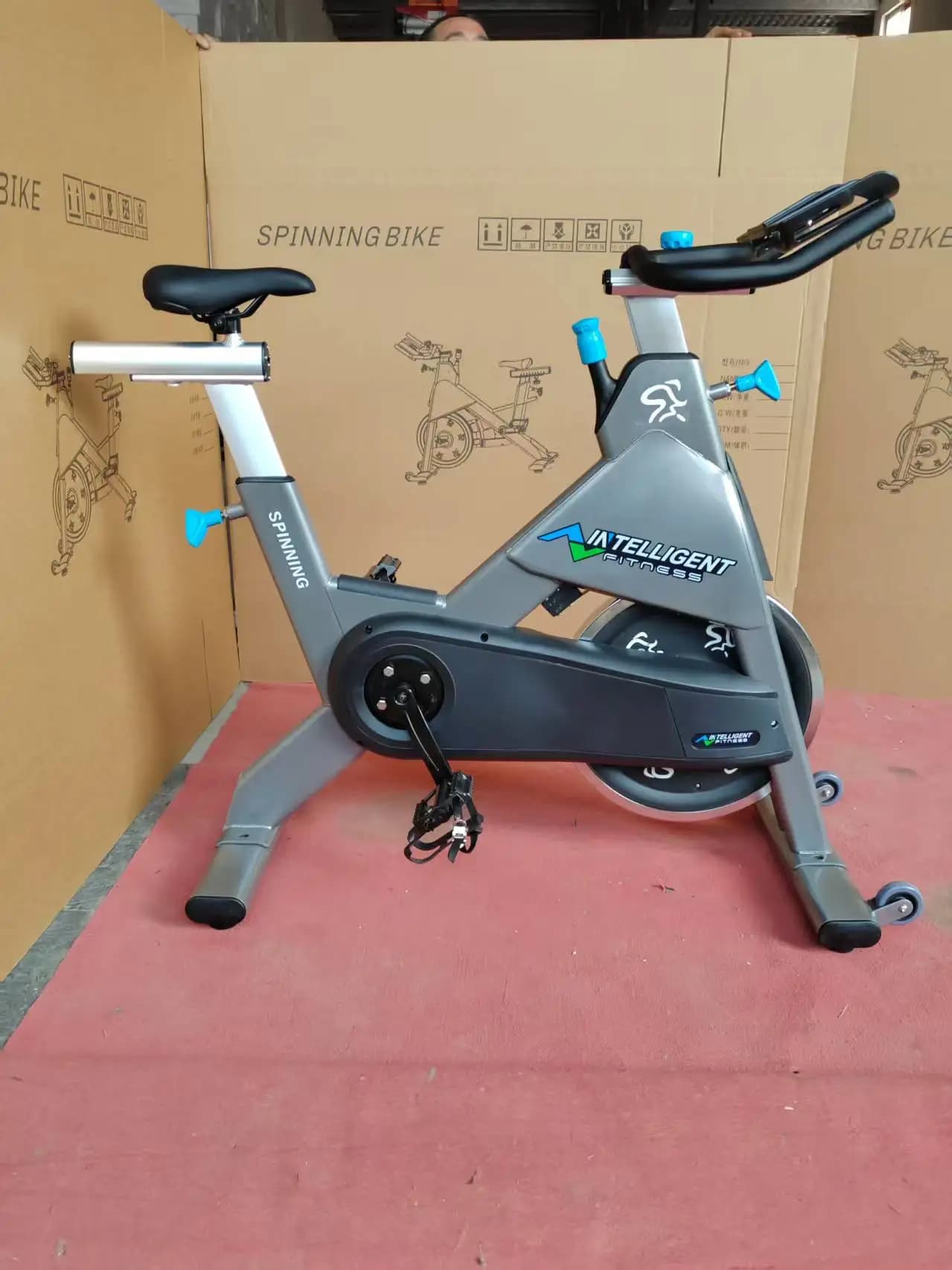 Vélo d'exercice stationnaire de machine cardio de remise en forme commerciale vélo de rotation d'int