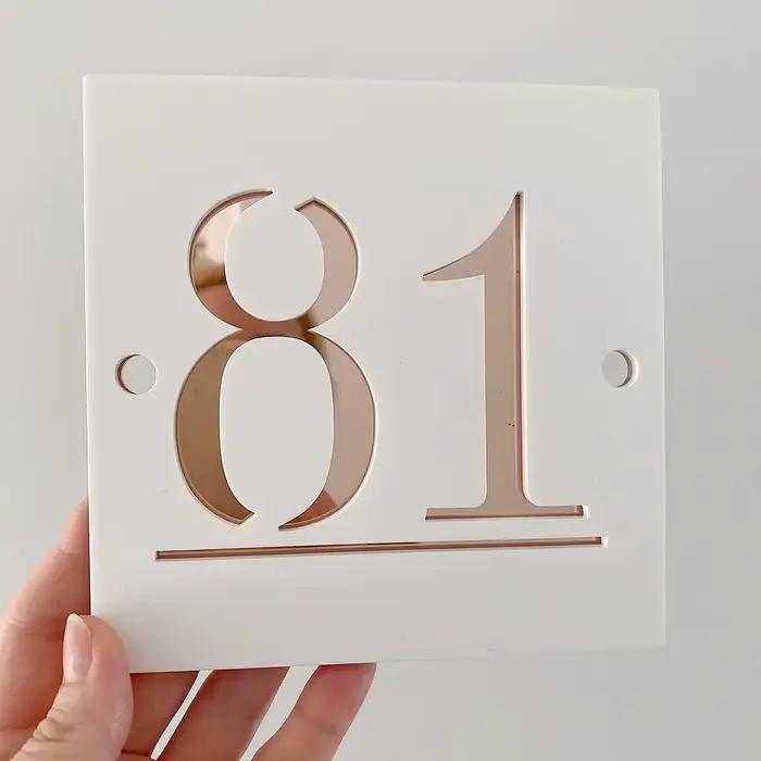 Plaque d'adresse personnalisée en acrylique découpée au Laser