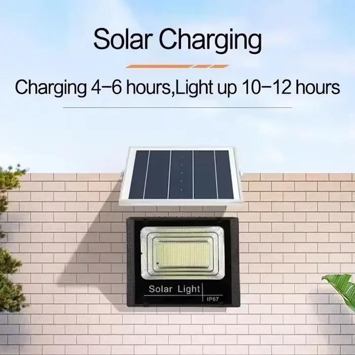 L'éclairage solaire s'allume automatiquement dans l'obscurité et projette la lumière pour les utilisateurs domestiques.