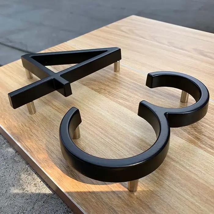 Plaque de signalisation extérieure avec chiffres de maison noire