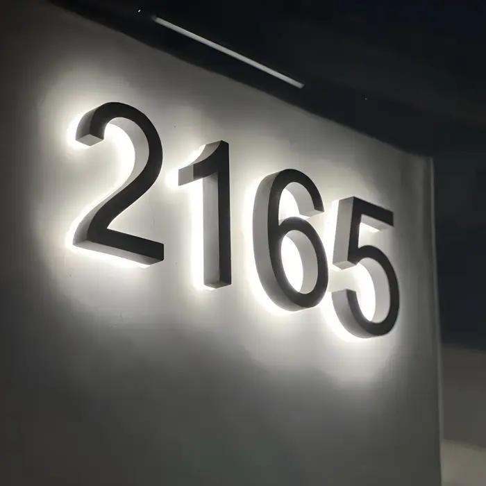 Plaques de porte en acier inoxydable laqué numéros de maison personnalisables rétroéclairées résistantes aux intempéries pour façade moderne et élégante occasions spéciales