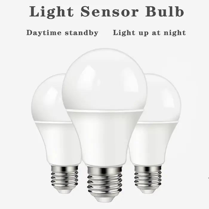 Ampoule LED Dusk to Dawn 10W E27 B22 avec Capteur Lumière Intérieure Économie Énergie Salon Usage Occasions Spéciales