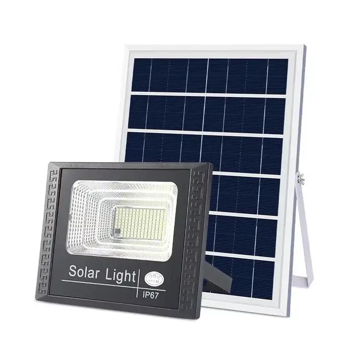 L'éclairage solaire s'allume automatiquement dans l'obscurité et projette la lumière pour les utilisateurs domestiques.